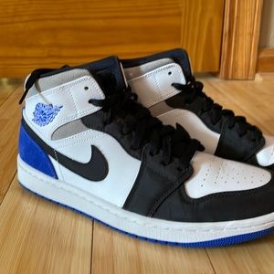 Jordan 1 mid white/black/hyper royal. Size 9.5 men’s